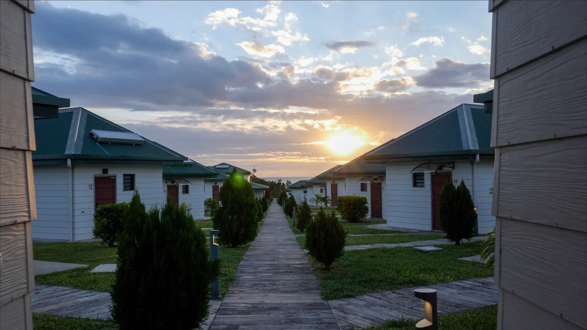 bungalows, karem bay, koumac, grand nord, femmes en nord