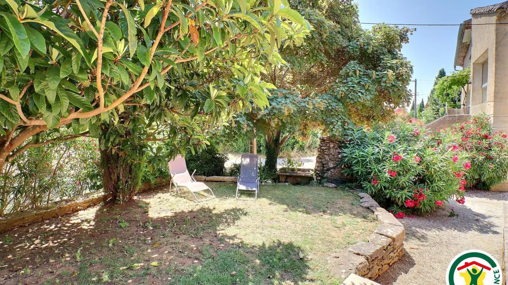 Jardinet ombragé avec transats, privatif au gîte