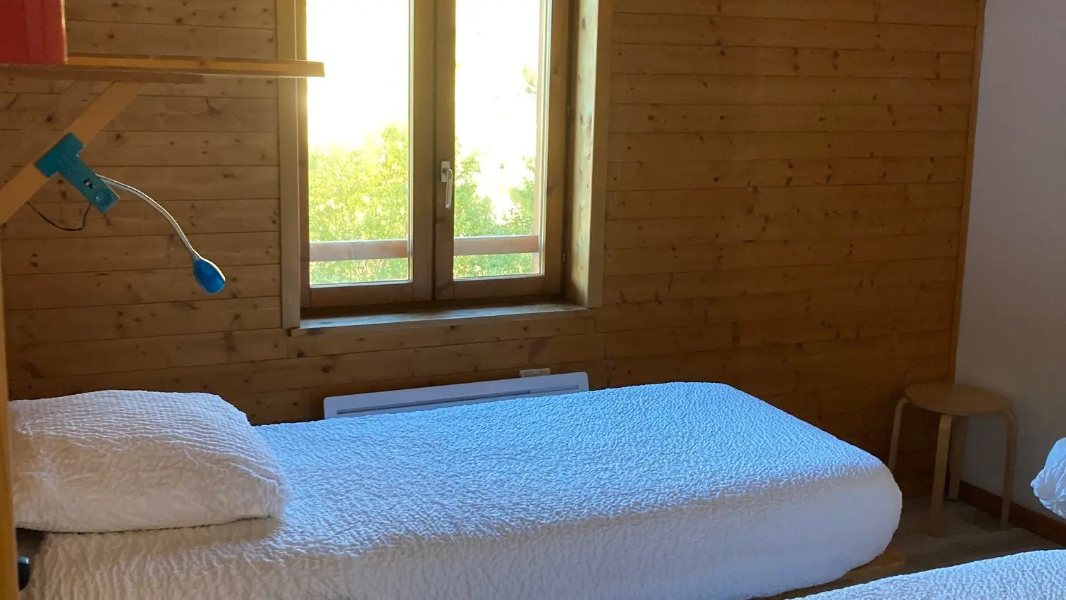 lits simples dans chambre privée pour 3 personnes