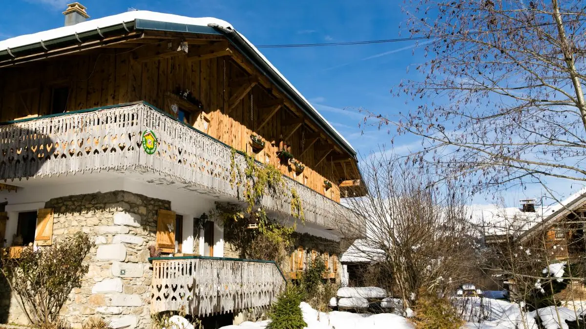 Chalet Le Pontet
Grand Jardin attenant 
Eté balançoire, toboggan, barbecue, ping pong...