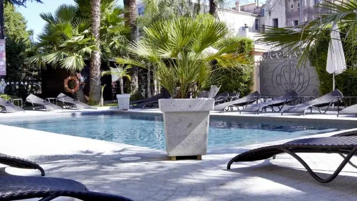 Hotel-deparis-cannes-swimming-pool-panorama-garden-wing