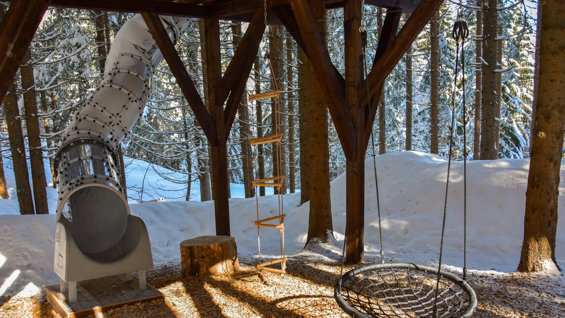 Cabanes entre Terre et Ciel - Cabane du Ruisseau et ses jeux pour enfants