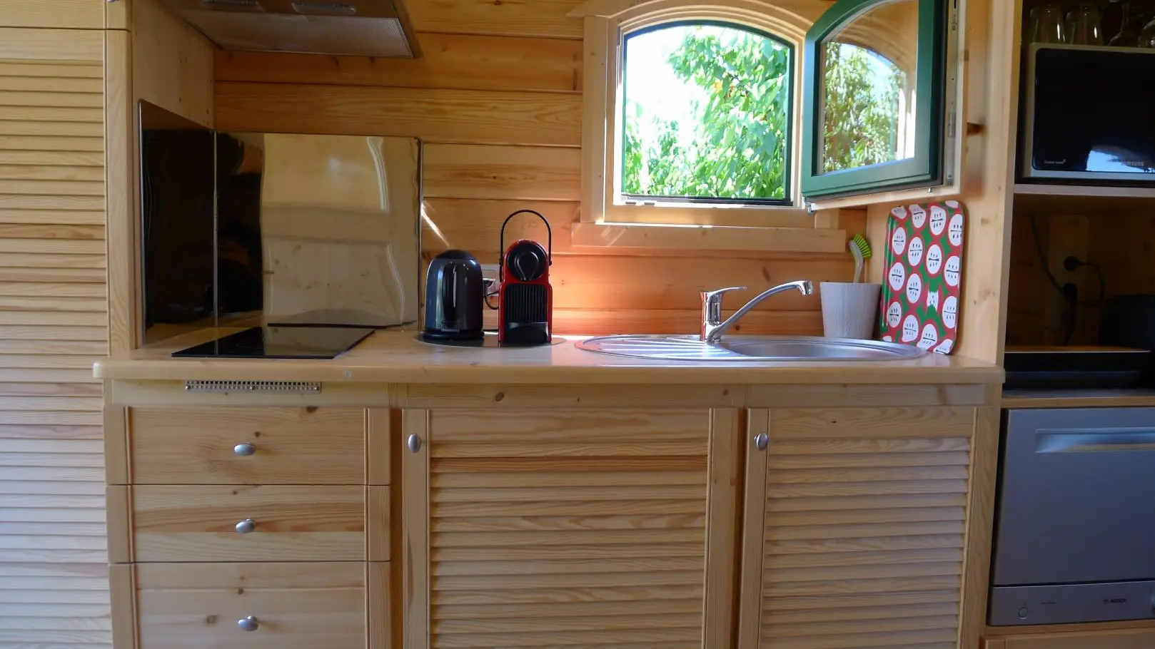 cuisine, (lave vaisselle, cafetière nespresso,
plaque, frigidaire....)