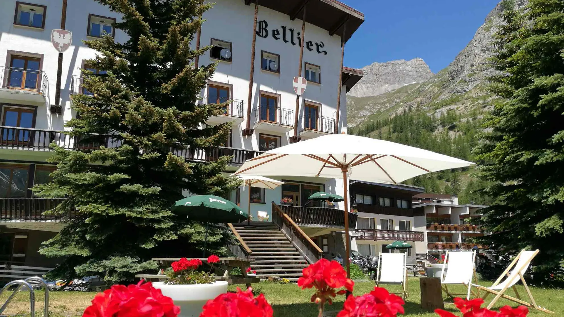 Façade extérieur en été - Hôtel Bellier_Val d'Isère