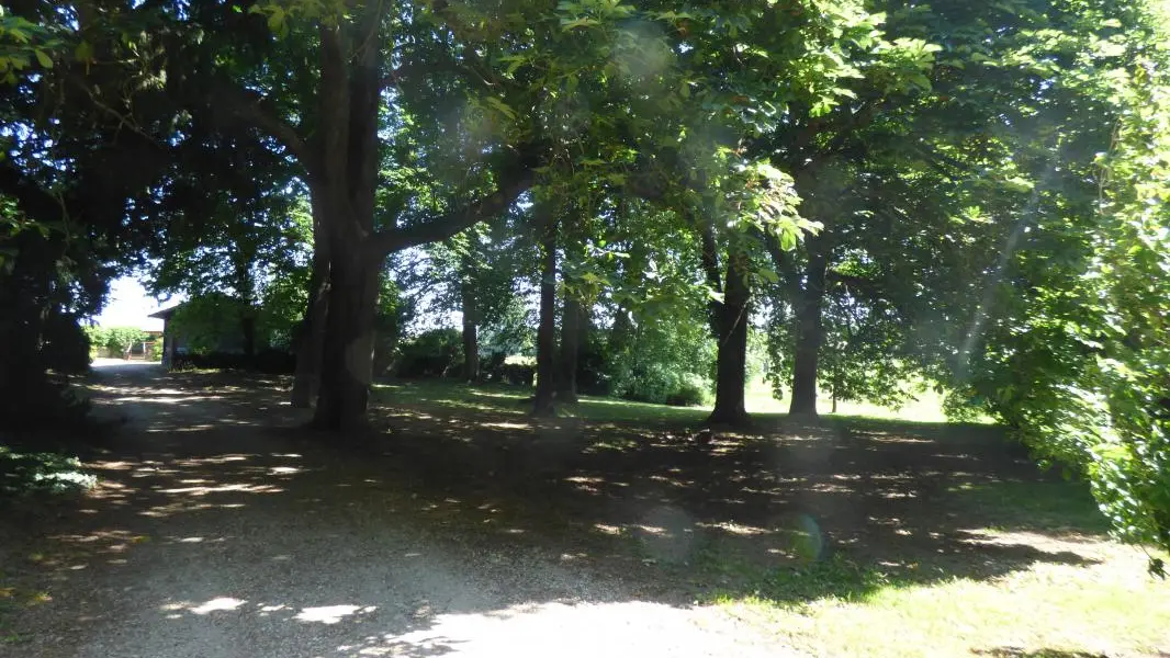Accès aux gîtes situé au fond du chemin et vous permettre de profiter du calme et de la tranquillité.