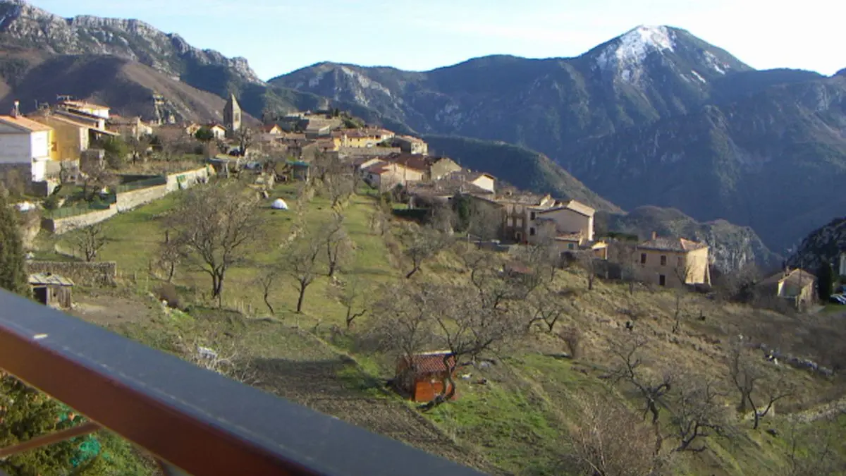 Gîte Les Oliviers d'Utelle-Vue village-Utelle-Gîtes de France des Alpes-Maritimes