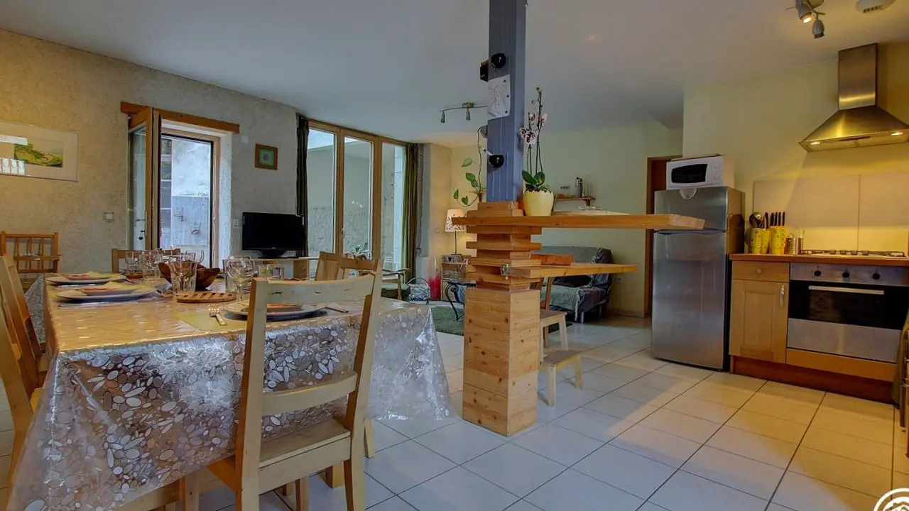 Pièce de vie avec coin cuisine à droite et coin salon en fond