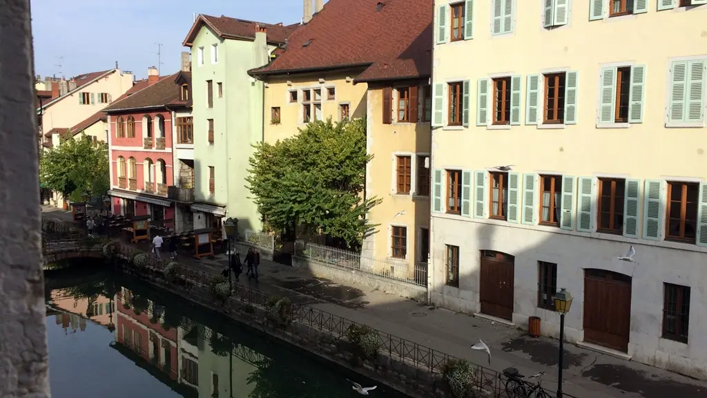 Vue du séjour, l'enfilade sur les quais, sans voitures