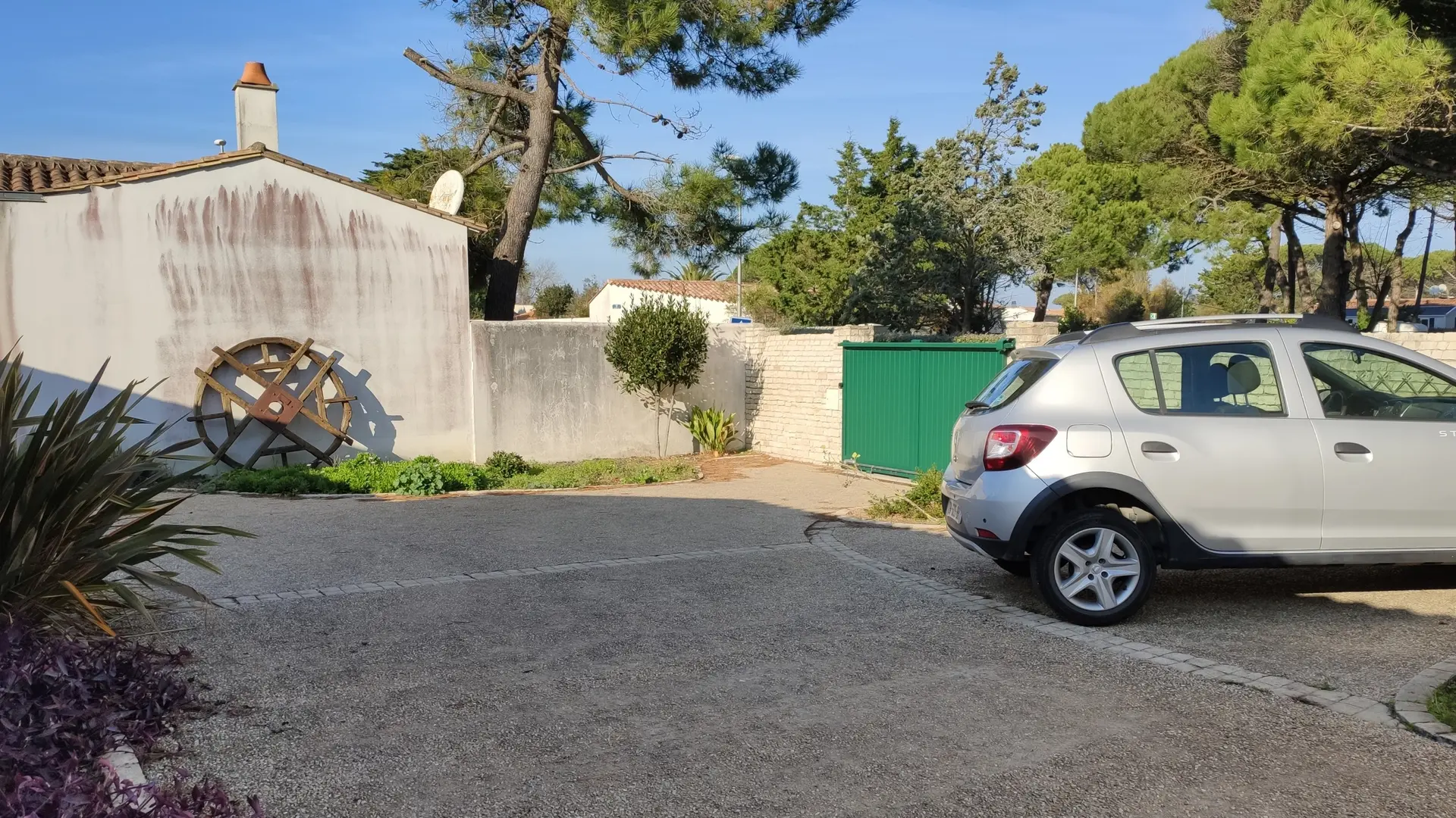 Cour d'entée avec le portail électrique