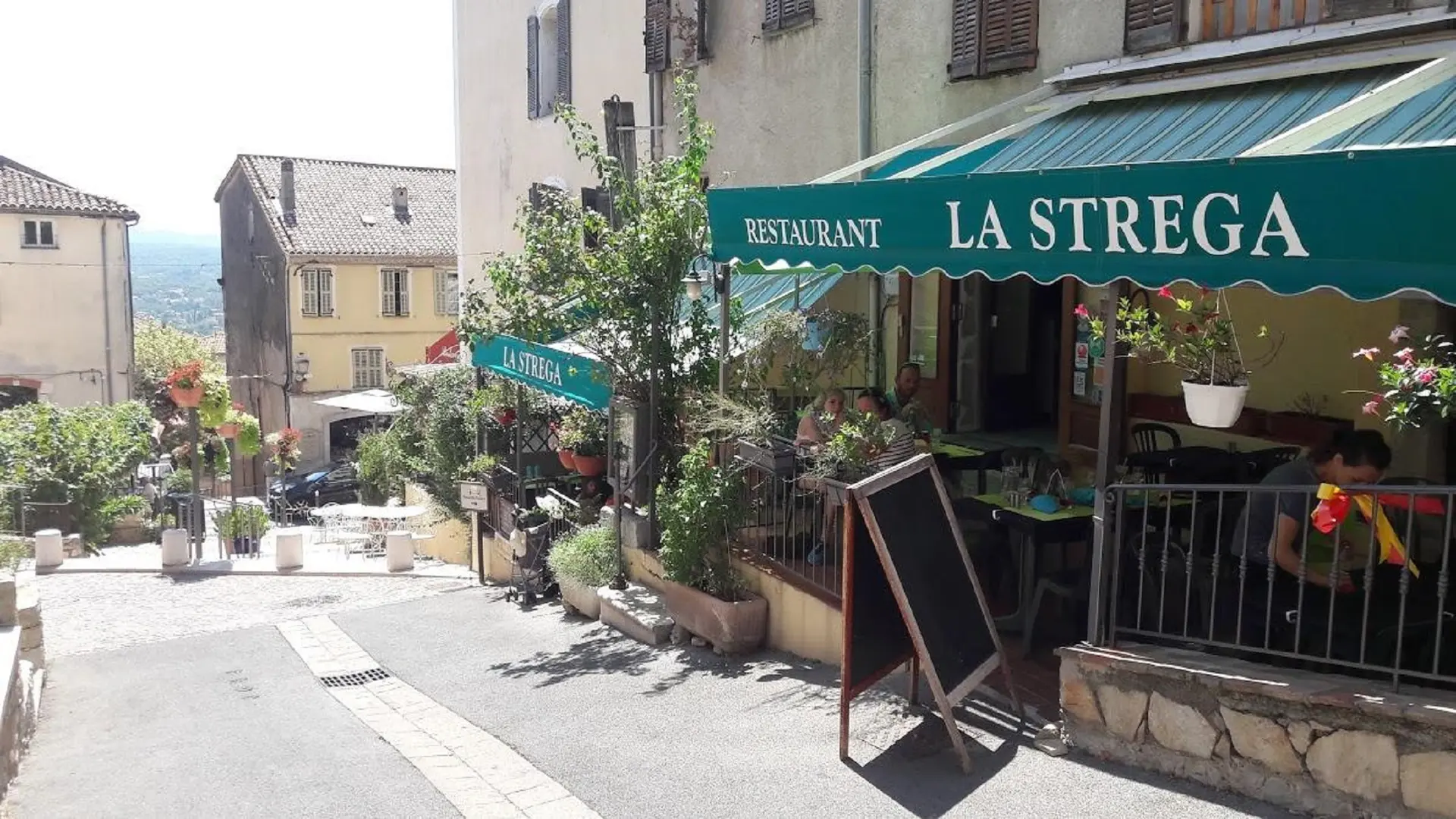 Sur une ruelle pavée