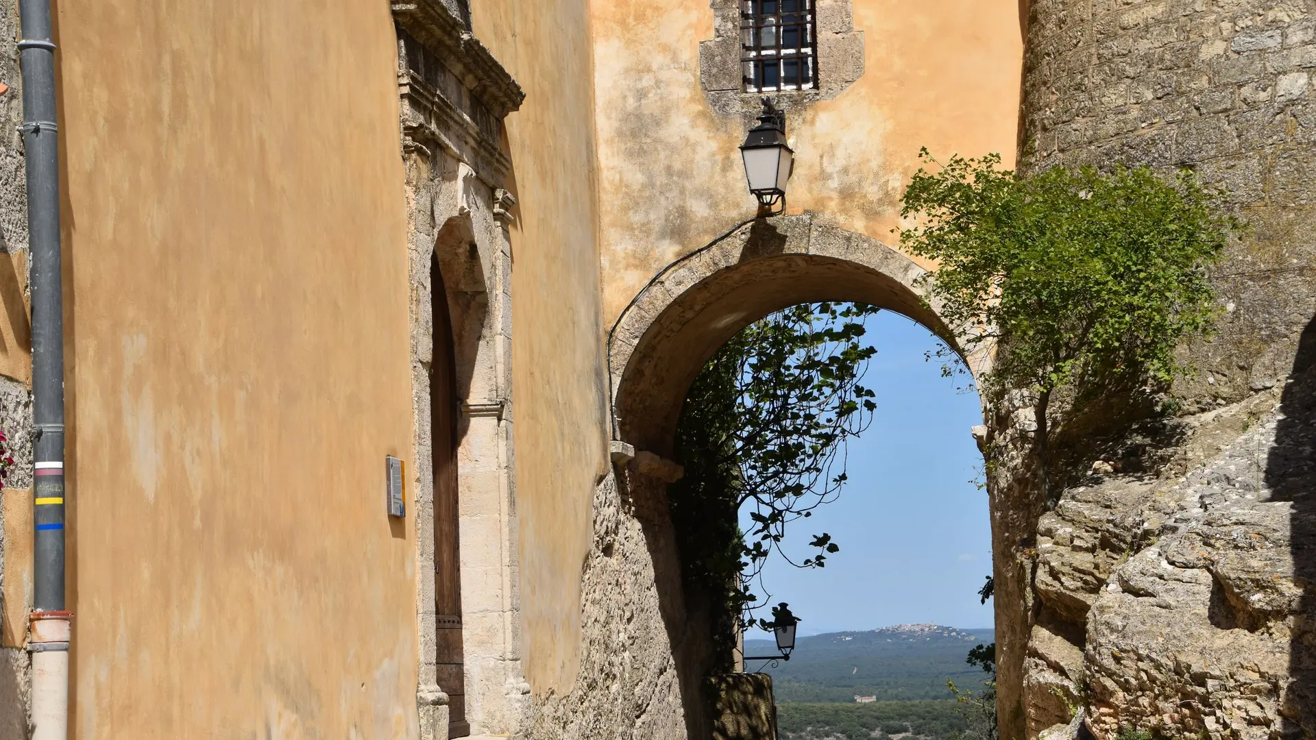 Vue sur le panorama des collines environnantes à travers une  ancienne arcade