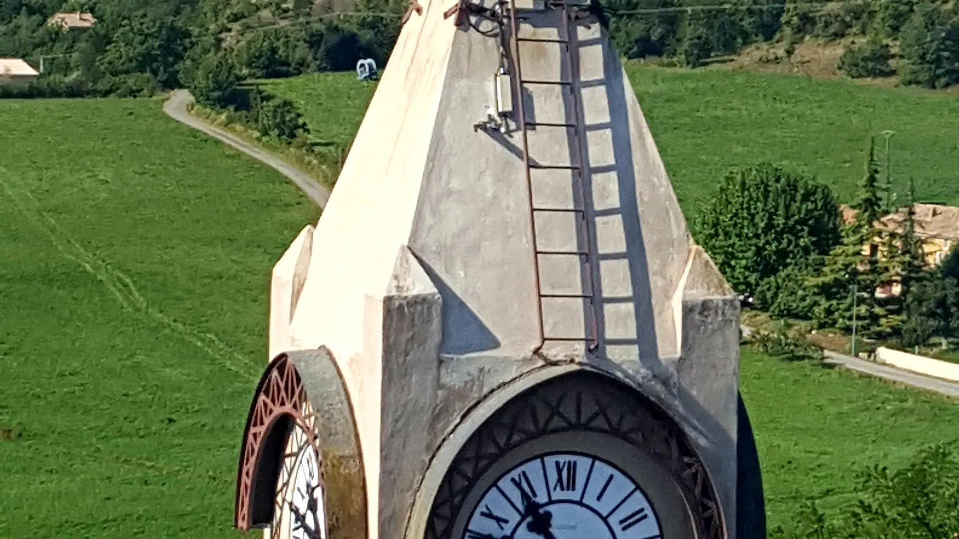 L'horloge porte les armoiries de la famille de Rame