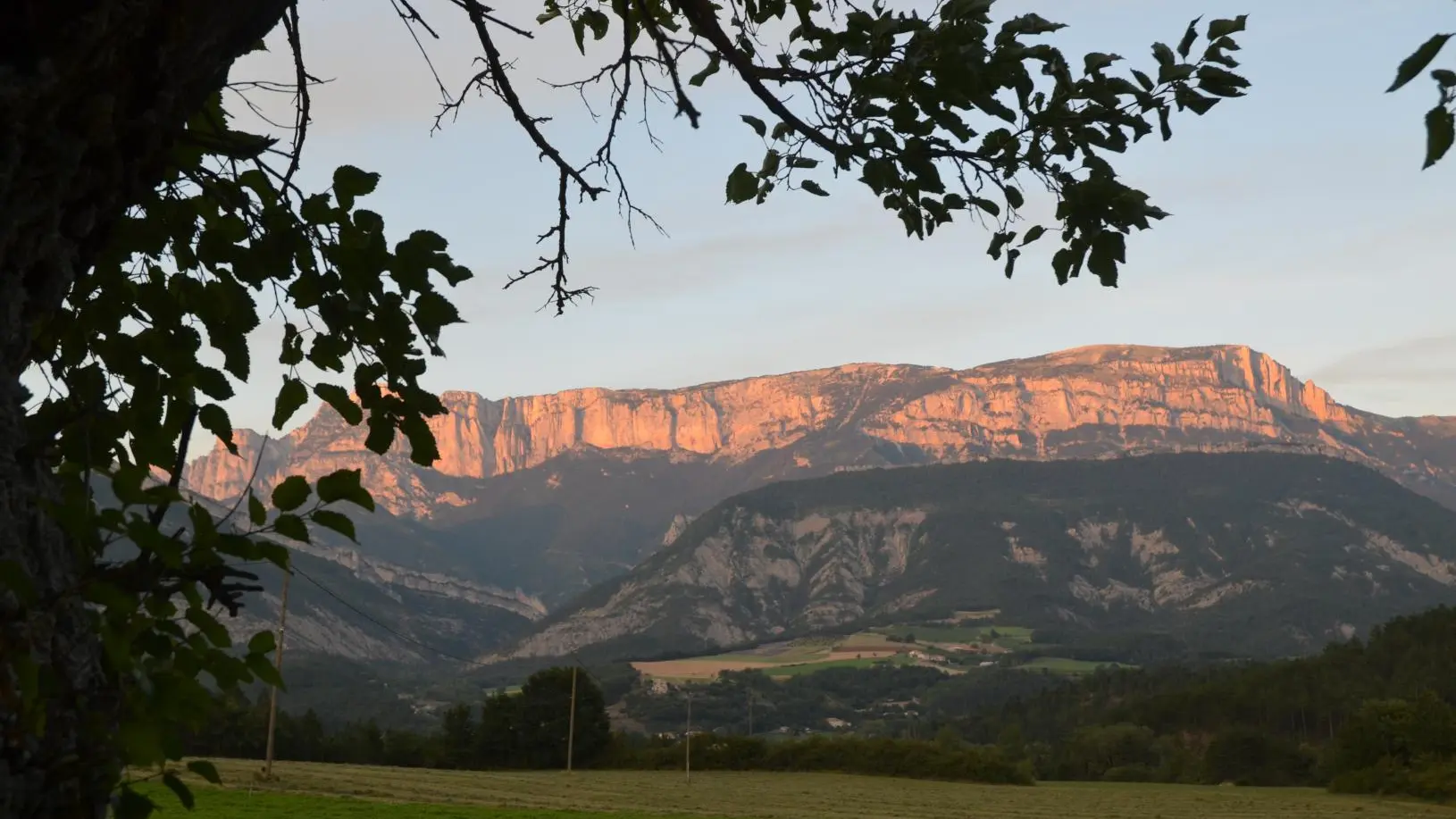 On ne se lasse pas de couchers de soleil qui colorent les falaises du Glandasse