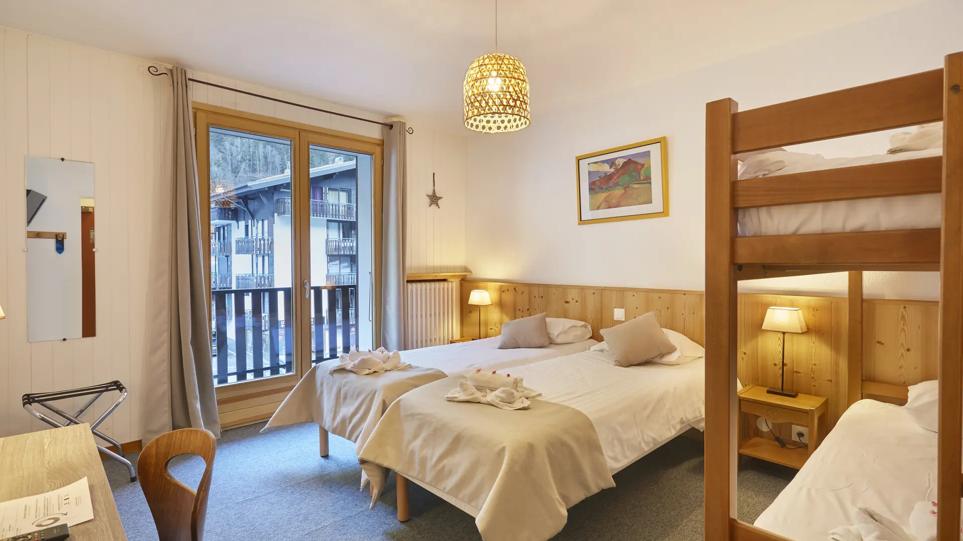 Chambre familliale avec lit double et lits superposés