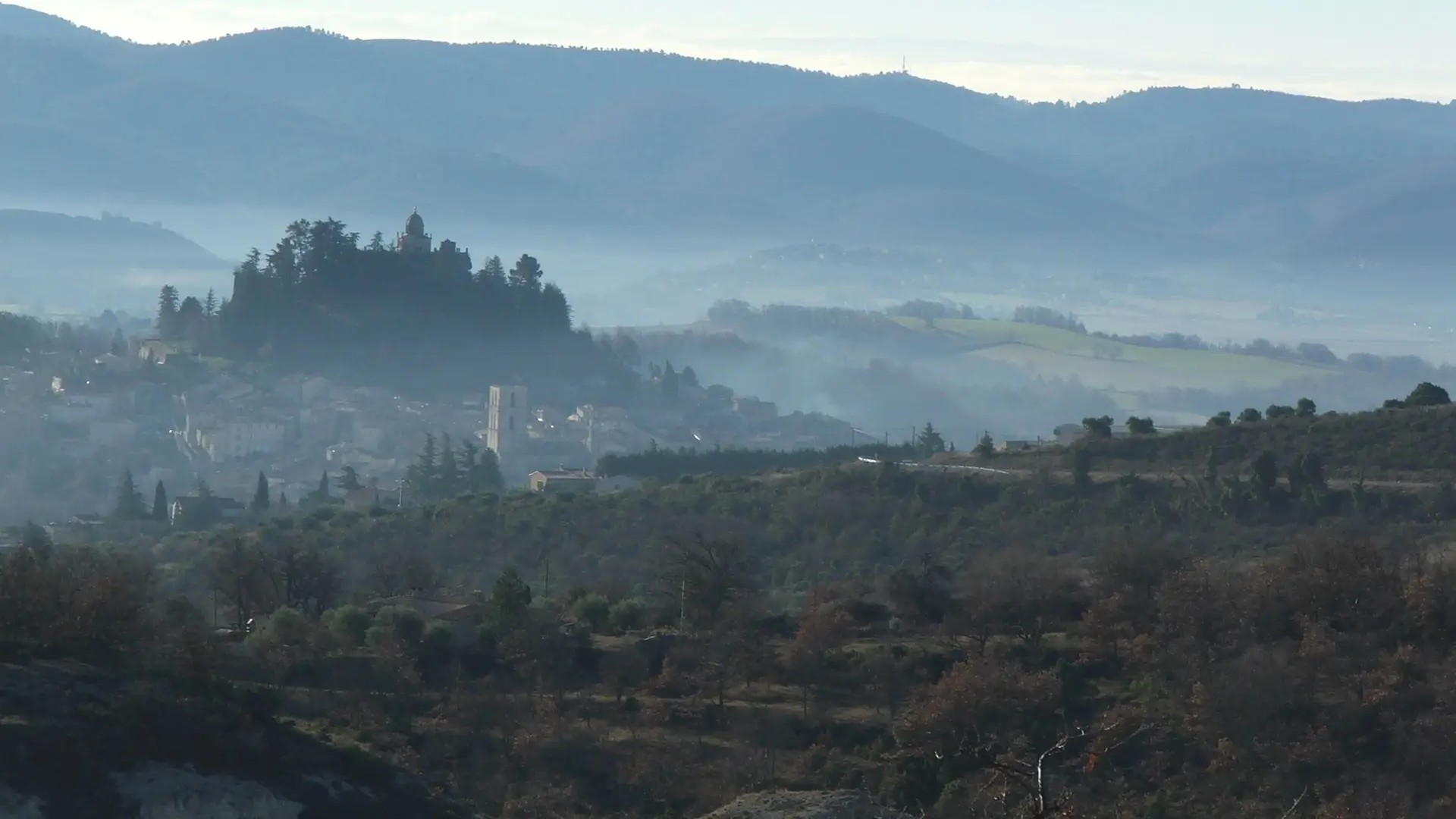 La cité de Forcalquier, sous la brume...