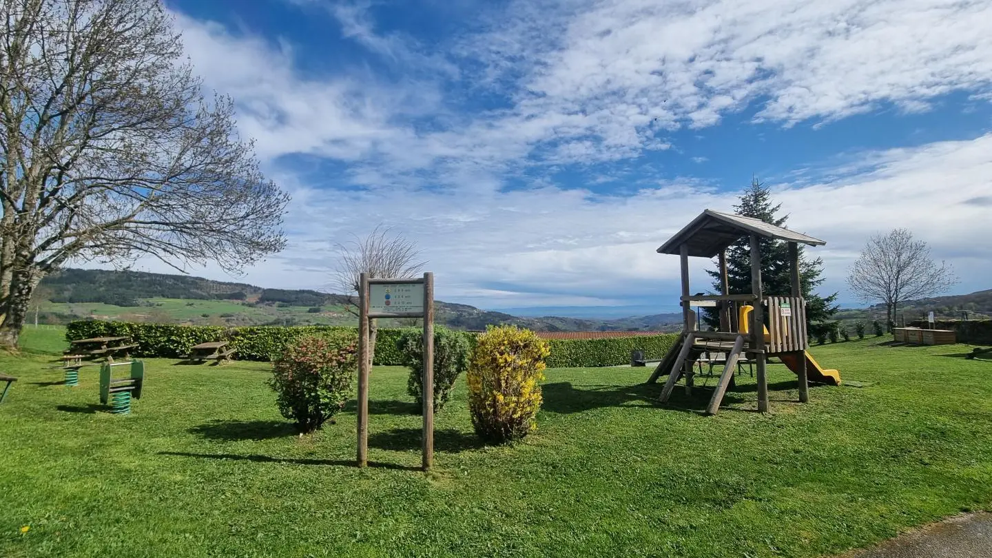 Parc municipal de Sauvain à 300m du gîte : table de pique-nique, terrain de pétanque, jeux pour enfants.