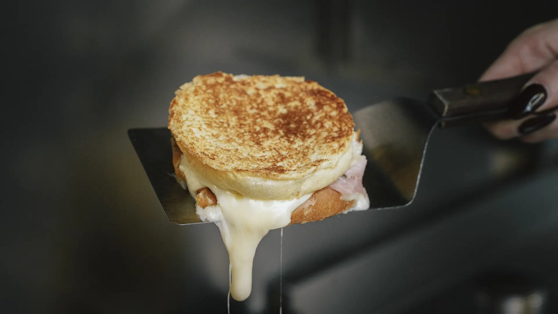 Un croq au comté et jambon aux herbes