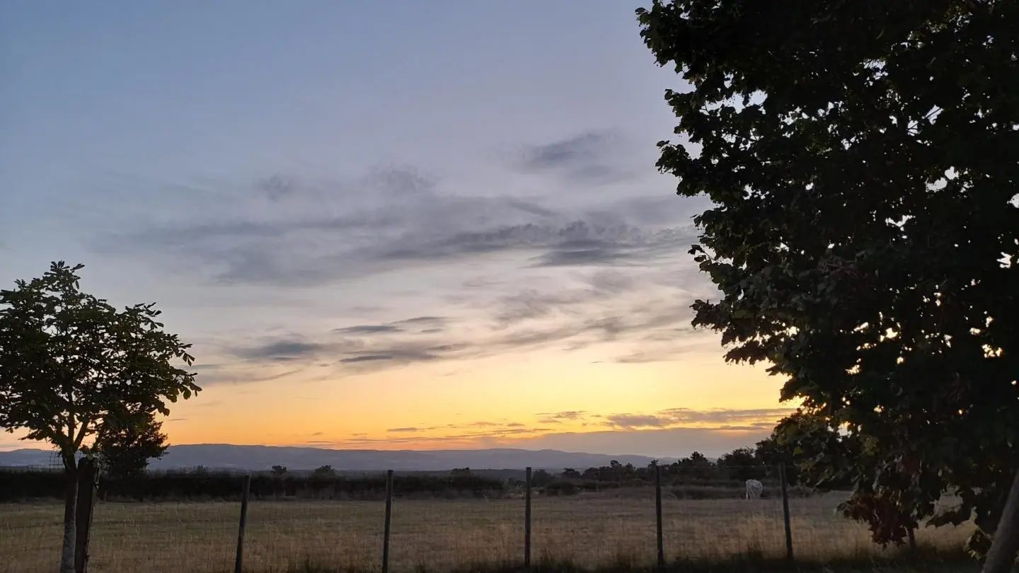 soleil couchant sur les monts de la madeleine