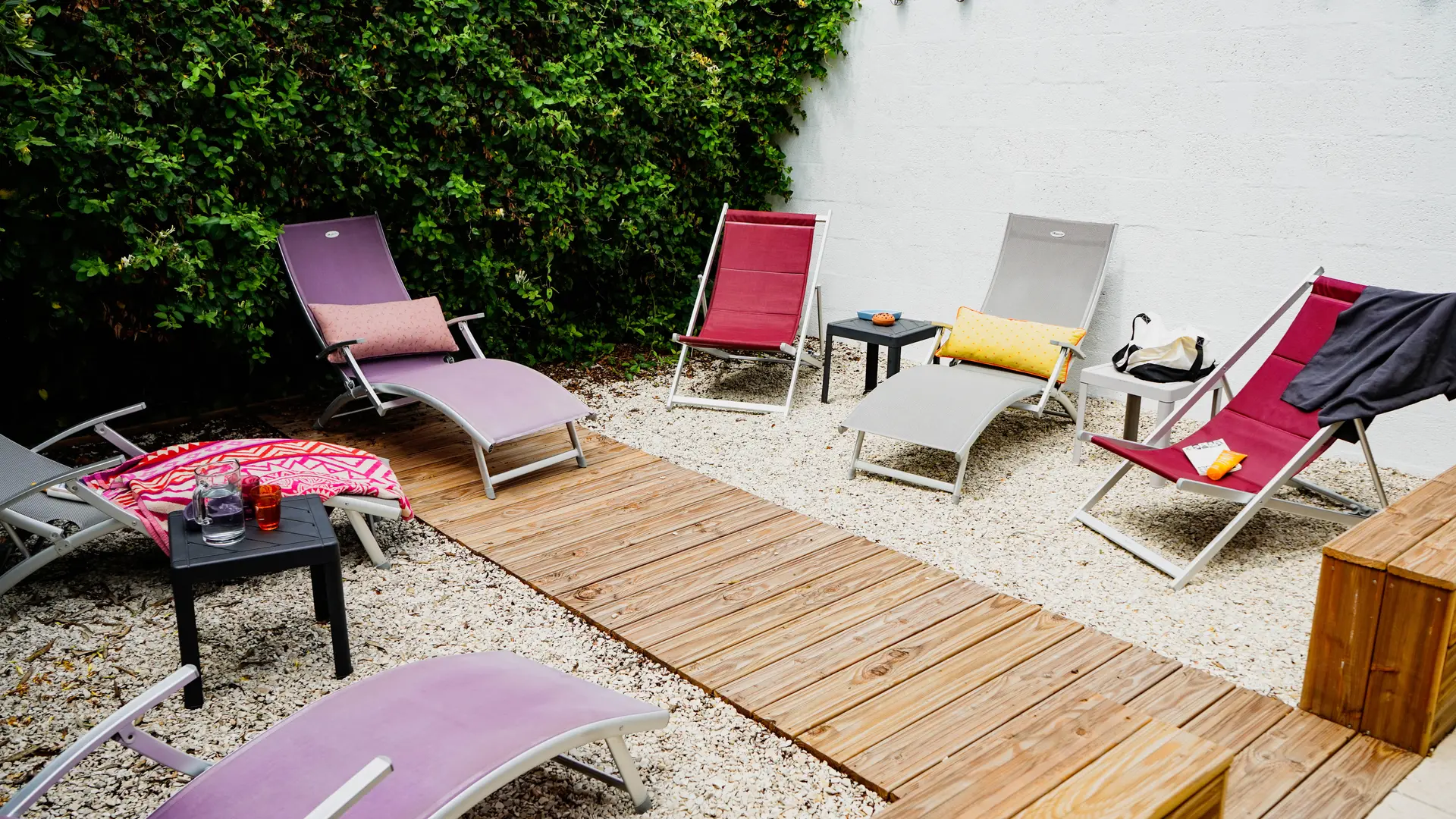 La terrasse, le coin Relax des Fillattes avec ses transats et ses murets entre les 2 terrasse des Fillattes