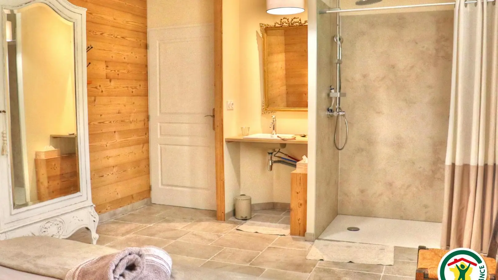 Chambre au RDC, aménagée pour personne à mobilité réduite. Un lit double ou deux lits simples 1x160 ou 2x80 avec douche italienne et lavabo