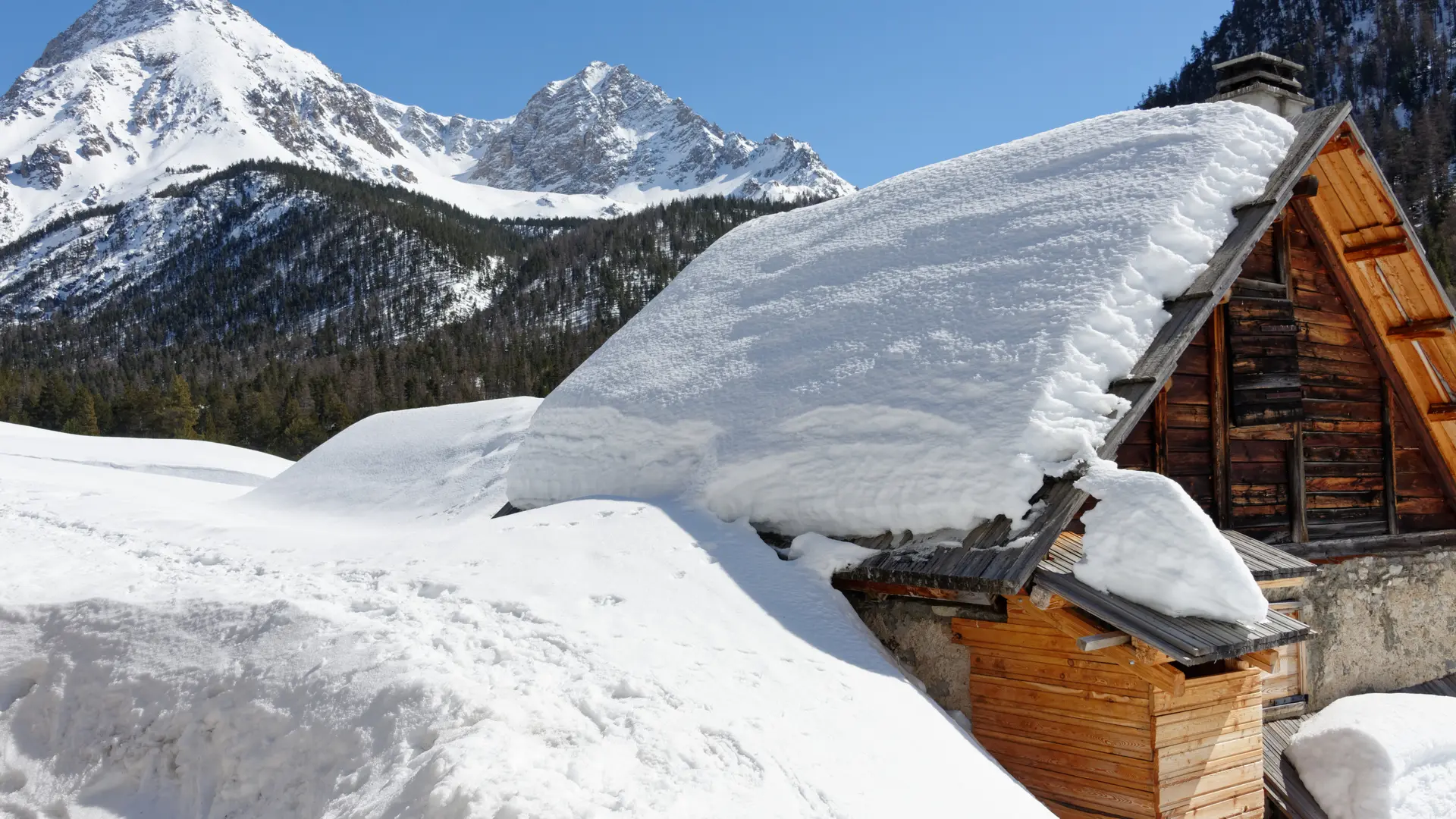 Point de vue sur les sommets environnants depuis les chalets des Acles