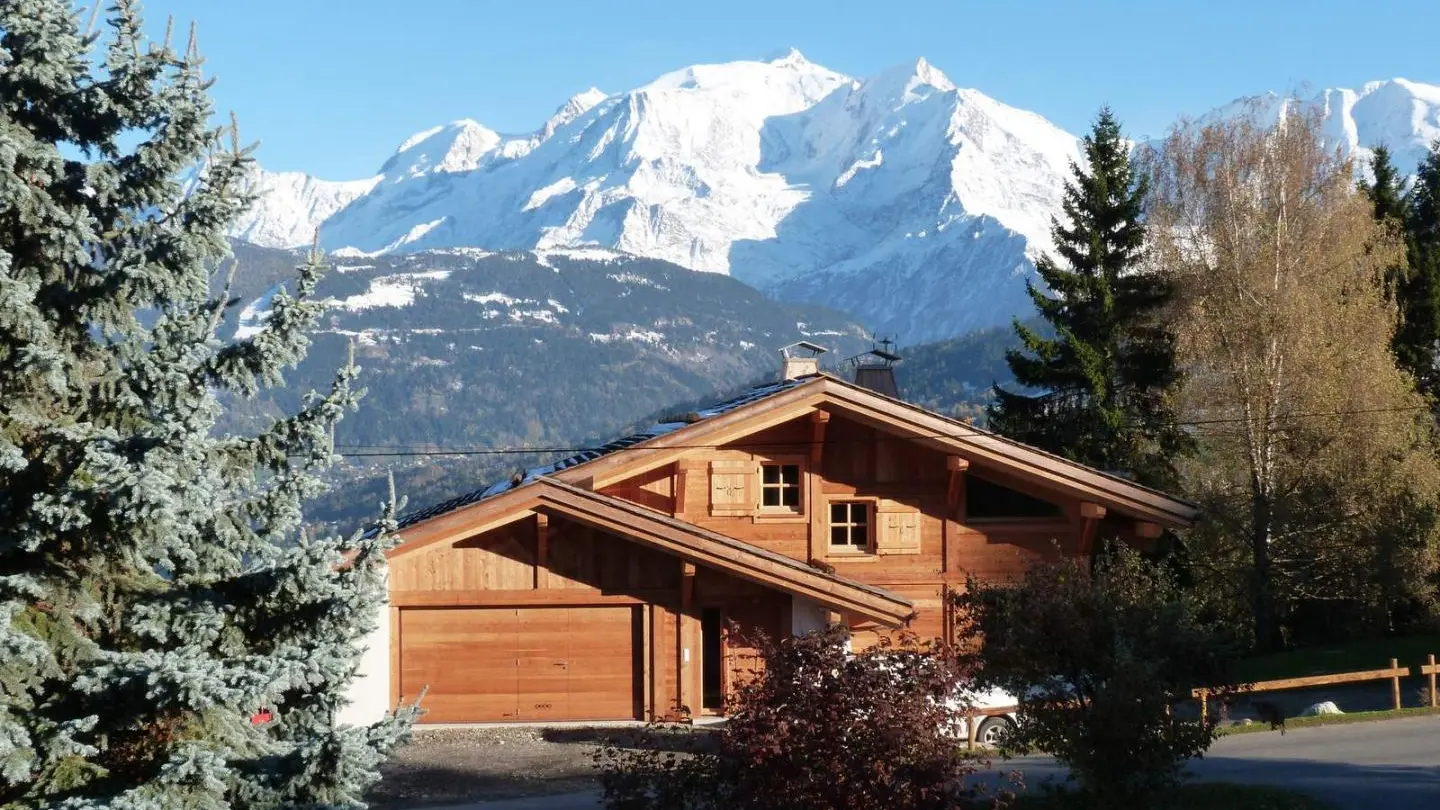 Chalet face au Mont Blanc en été