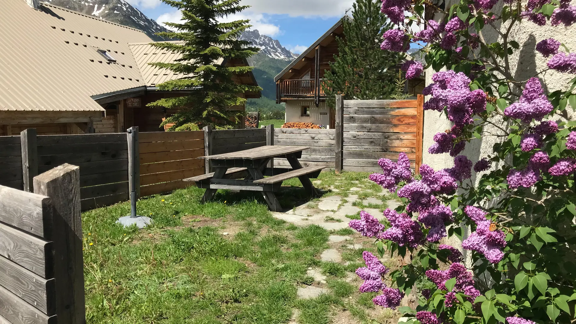 Ce chalet dispose d'une jolie terrasse ensoleillée