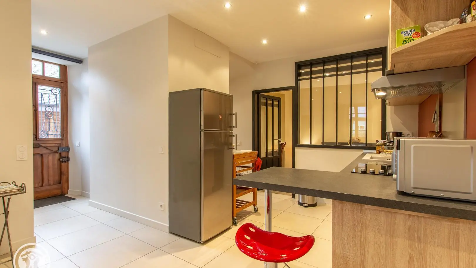 Cuisine ouverte et accès chambre 2