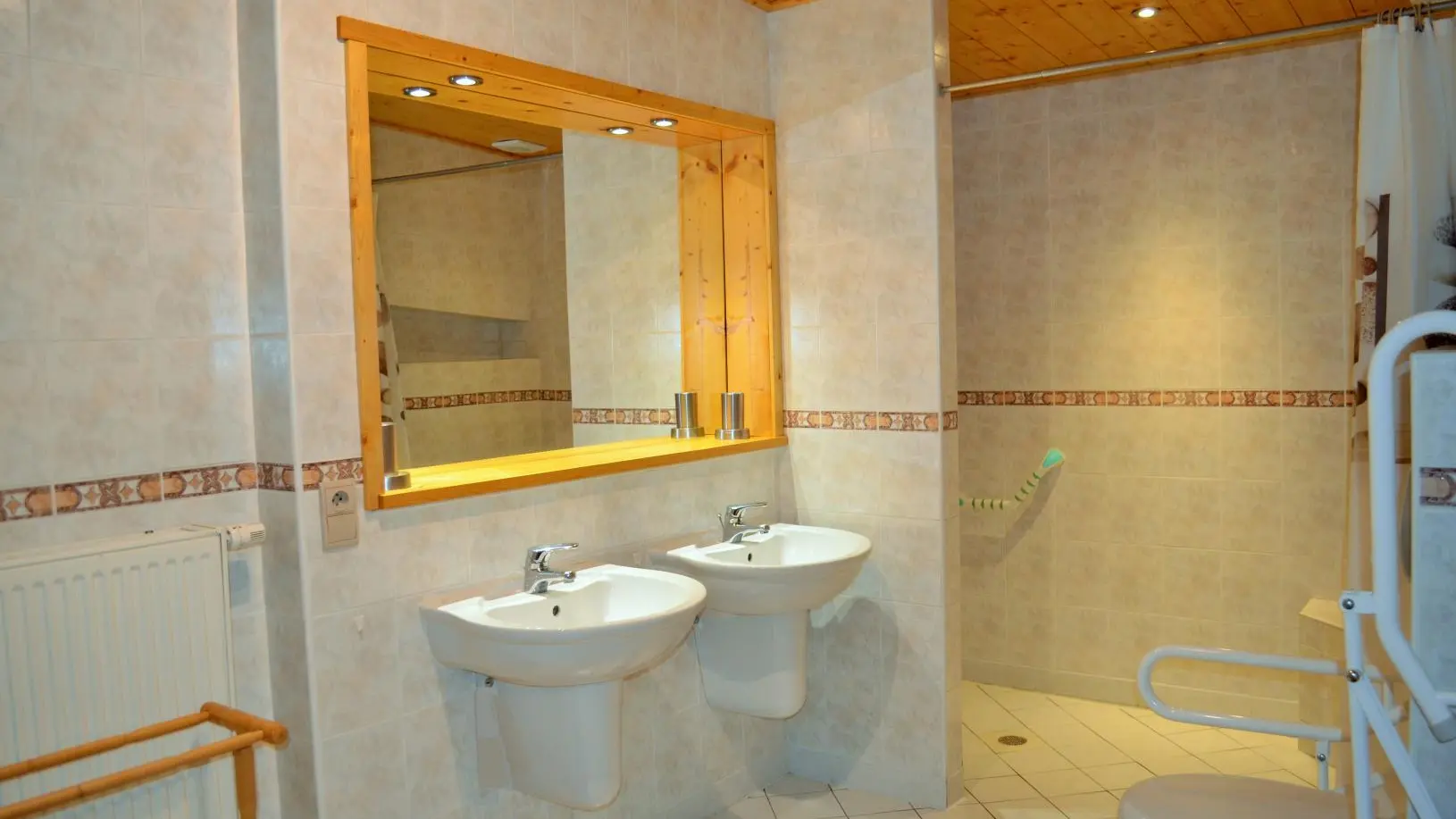 Salle d'eau avec douche à l'italienne , adaptée aux PMR (chaise douche mise à disposition)