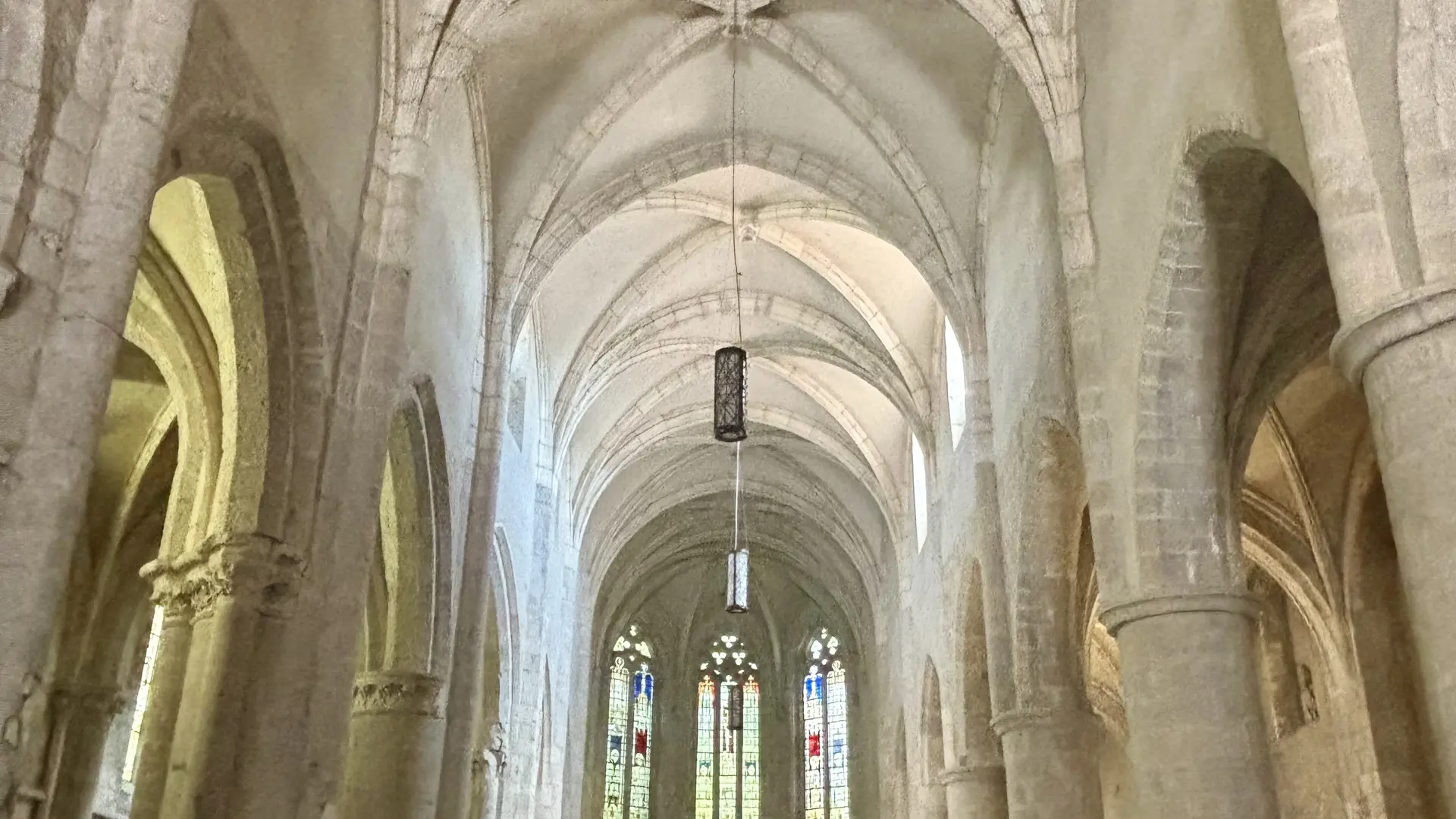 La nef de l'Abbaye bénédictine d'Ambronay