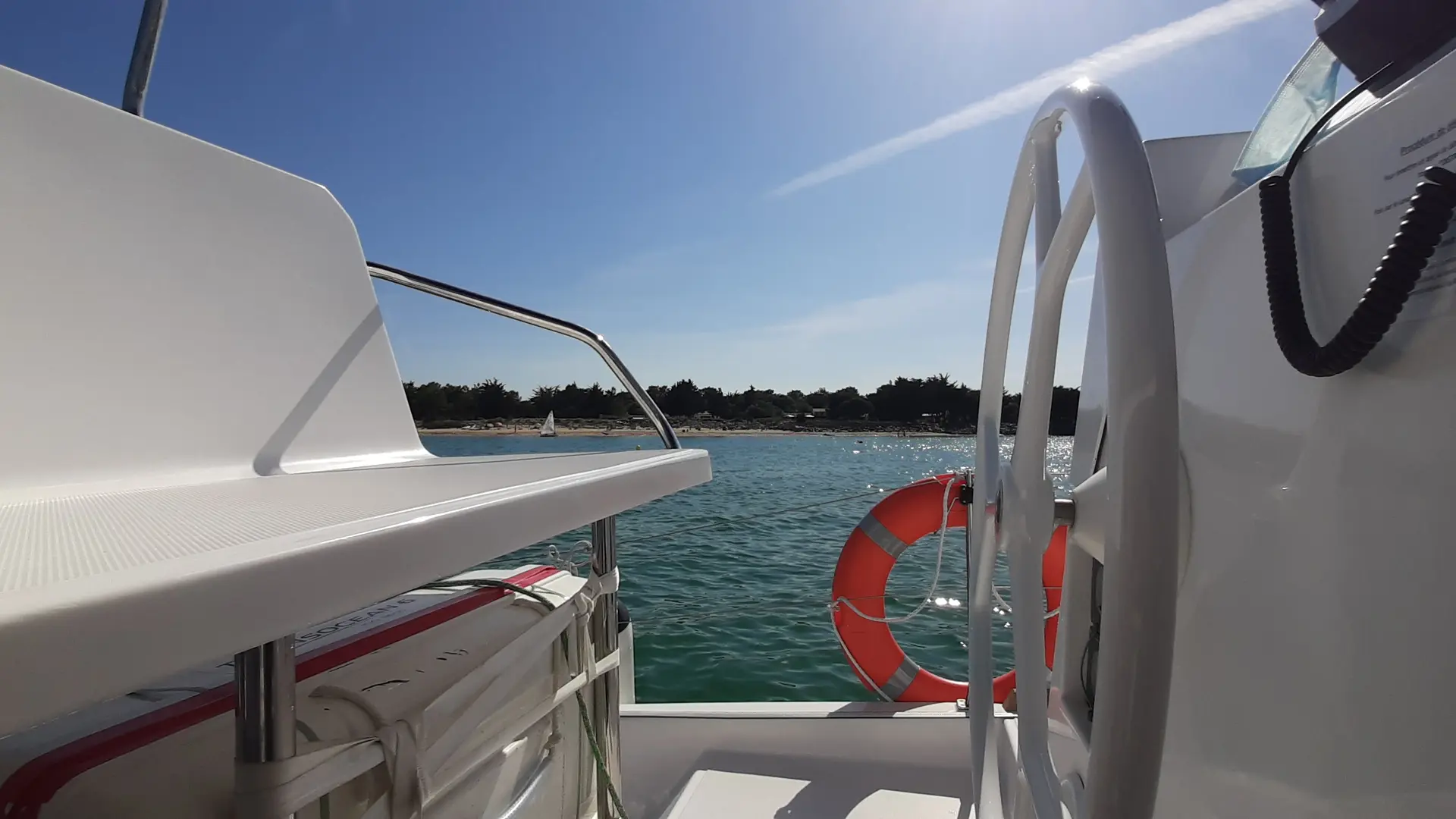 Blick auf das Bootssteuer und das Meer