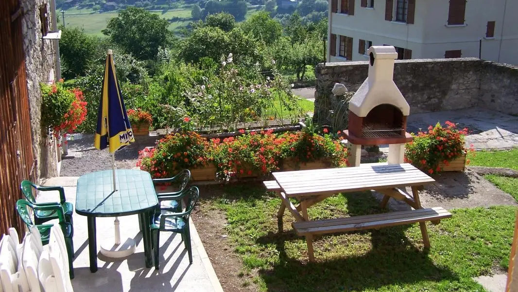 Coin détente à l'arrière du gite avec barbecue