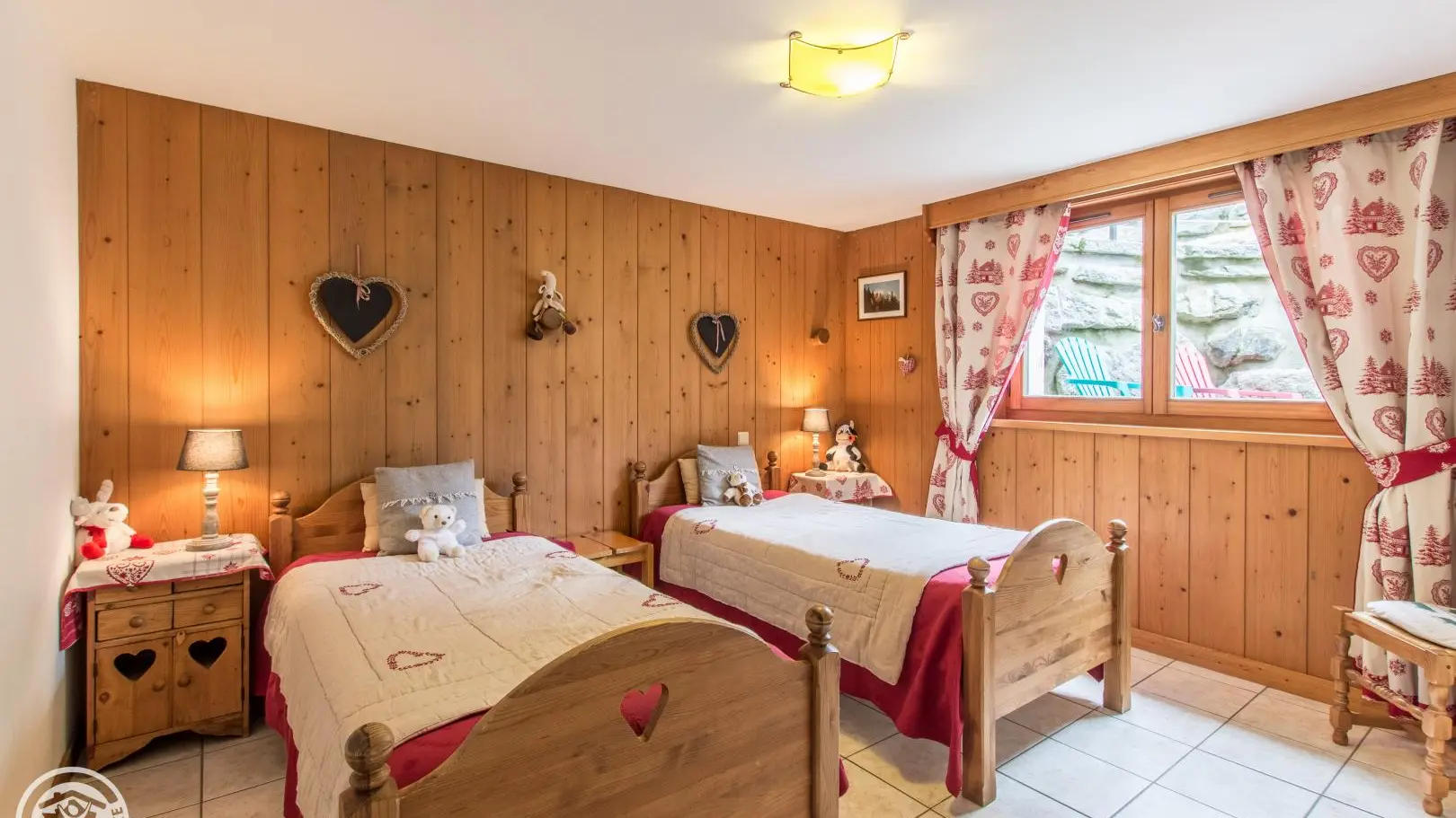 très grande chambre avec jardin lit fait jeux pour enfant