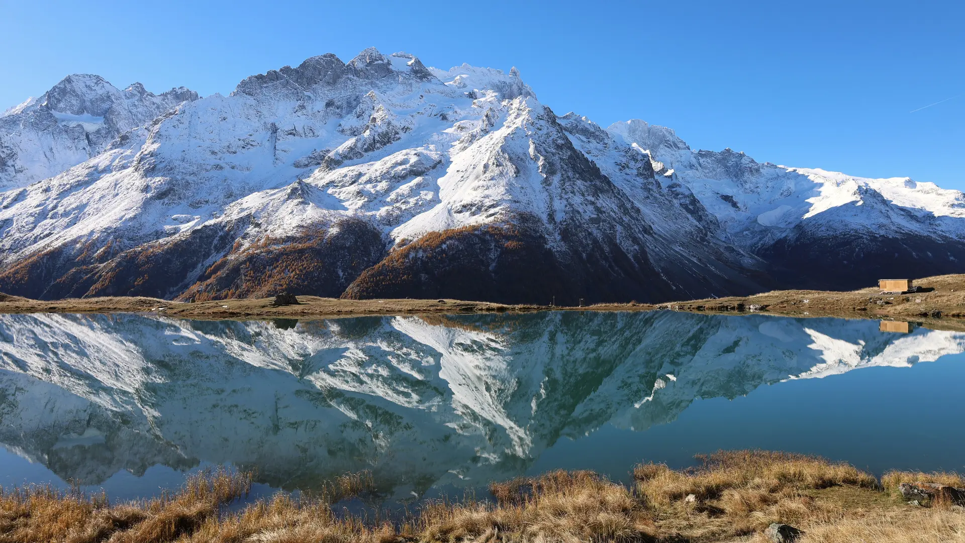 Le massif de la Meije se reflète dans le lac du Pontet