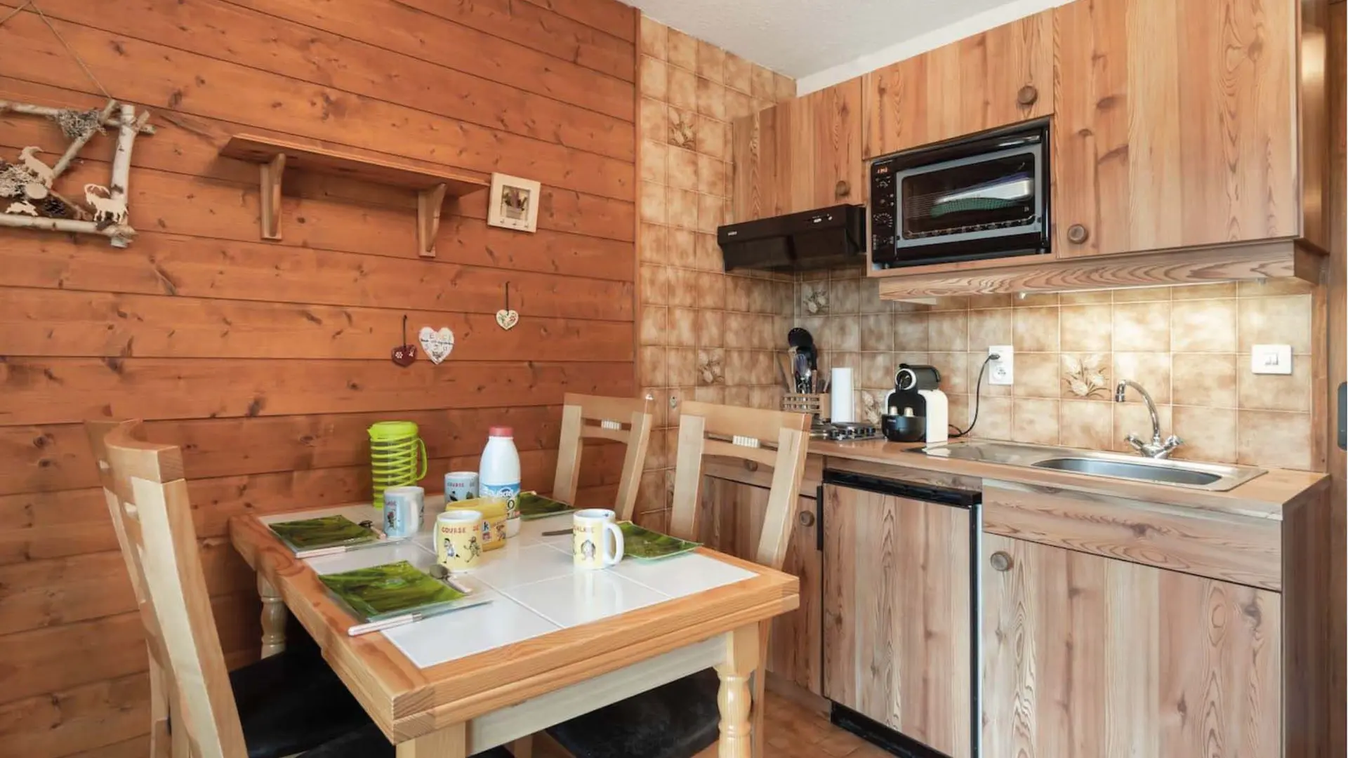 Table dressée et coin cuisine aménagé