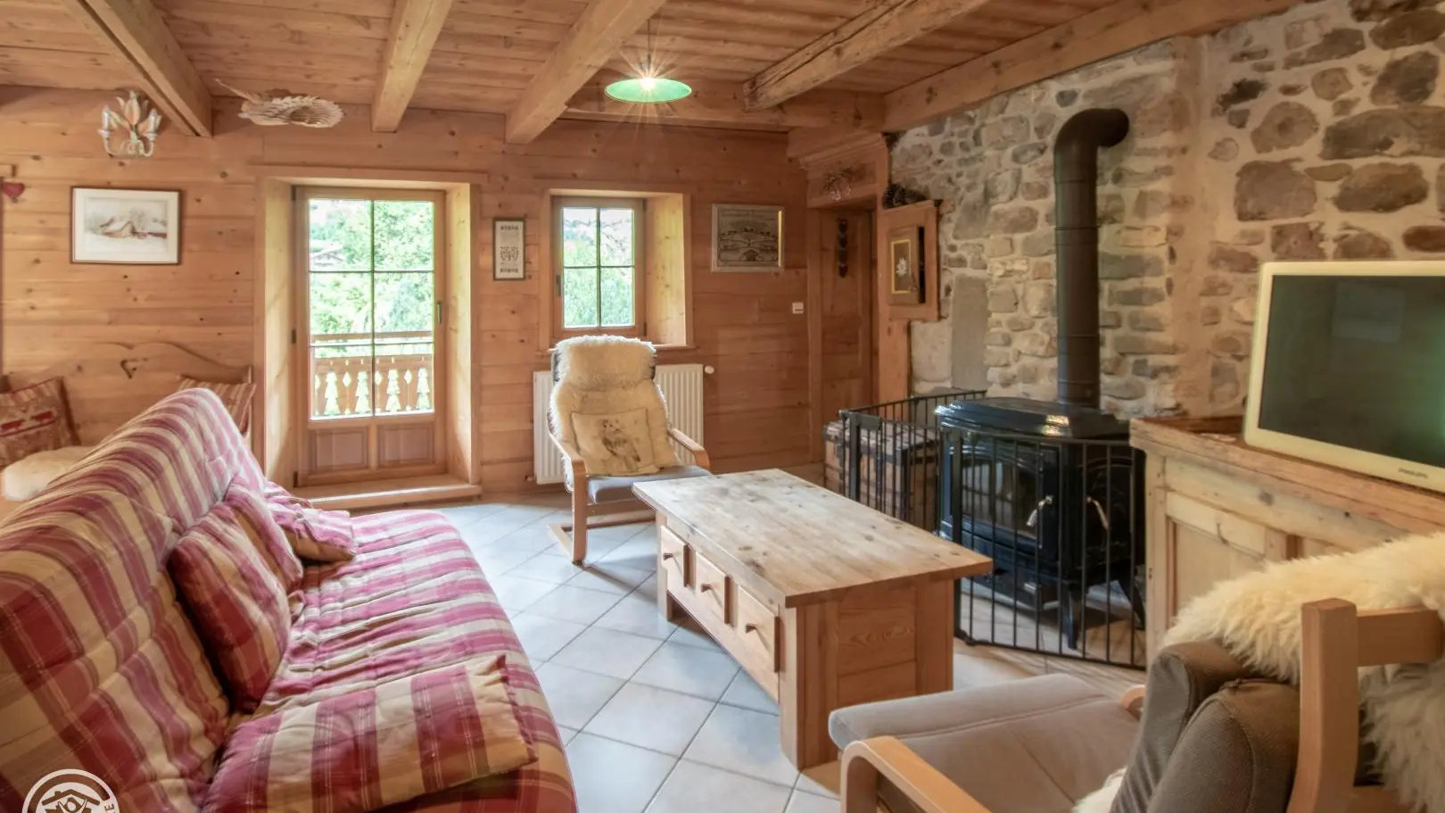 Coin télé avec poêle à bois