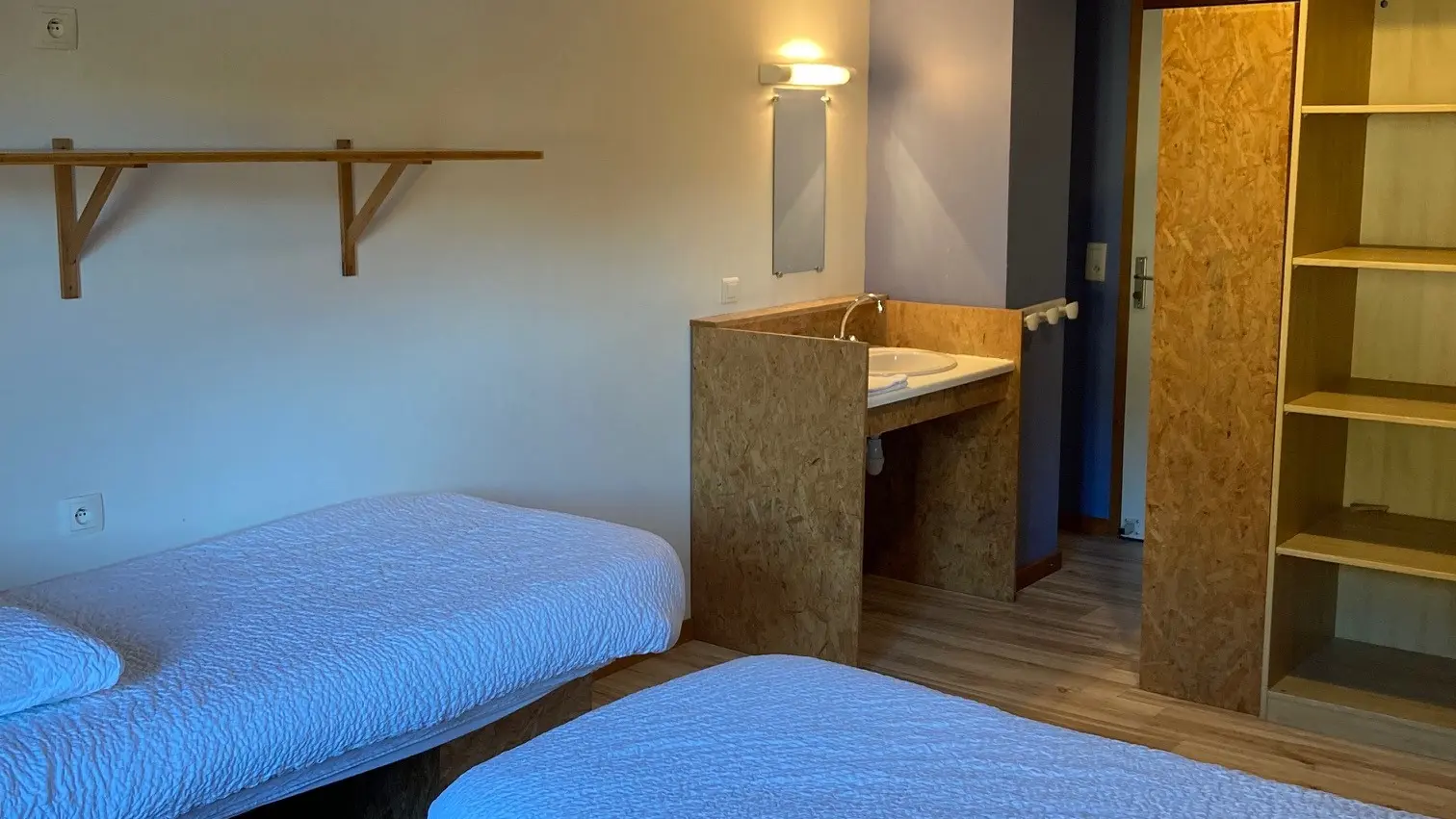 lits simples dans chambre privée pour 3 personnes