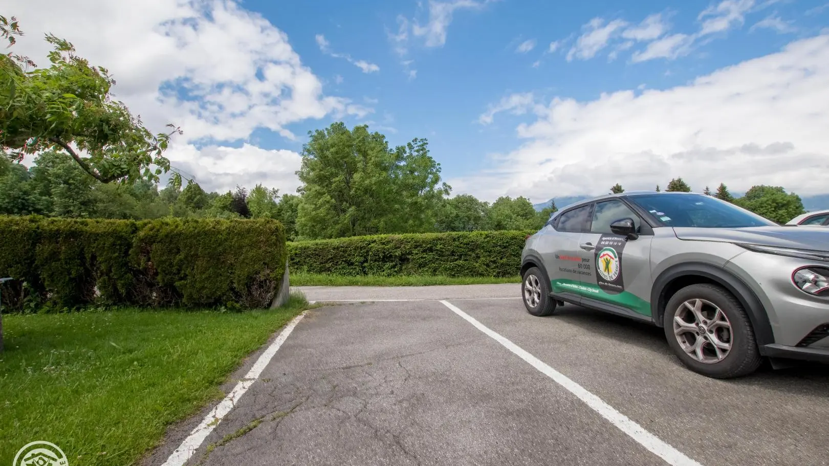 Une place de parking dédiée au gite