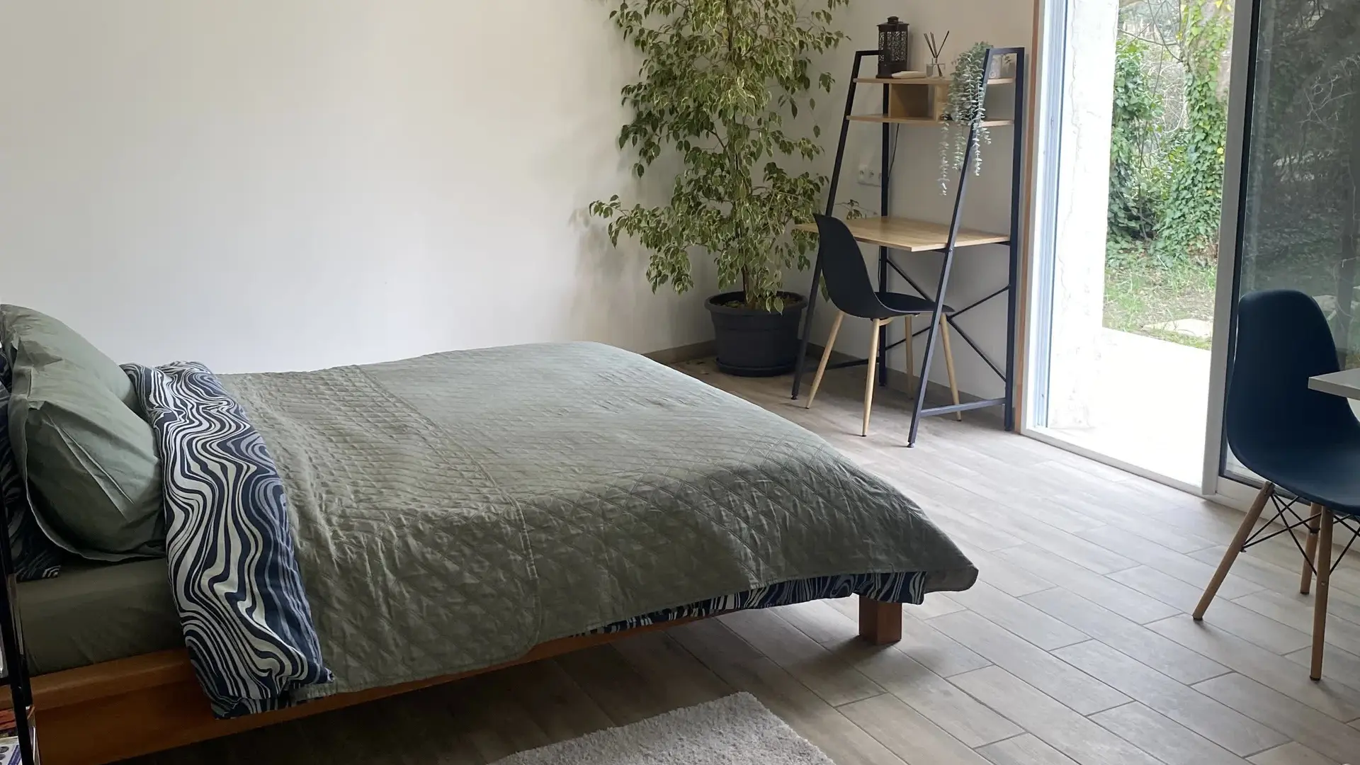 Lit king size 180×200 offrant un confort optimal pour des nuits reposantes.