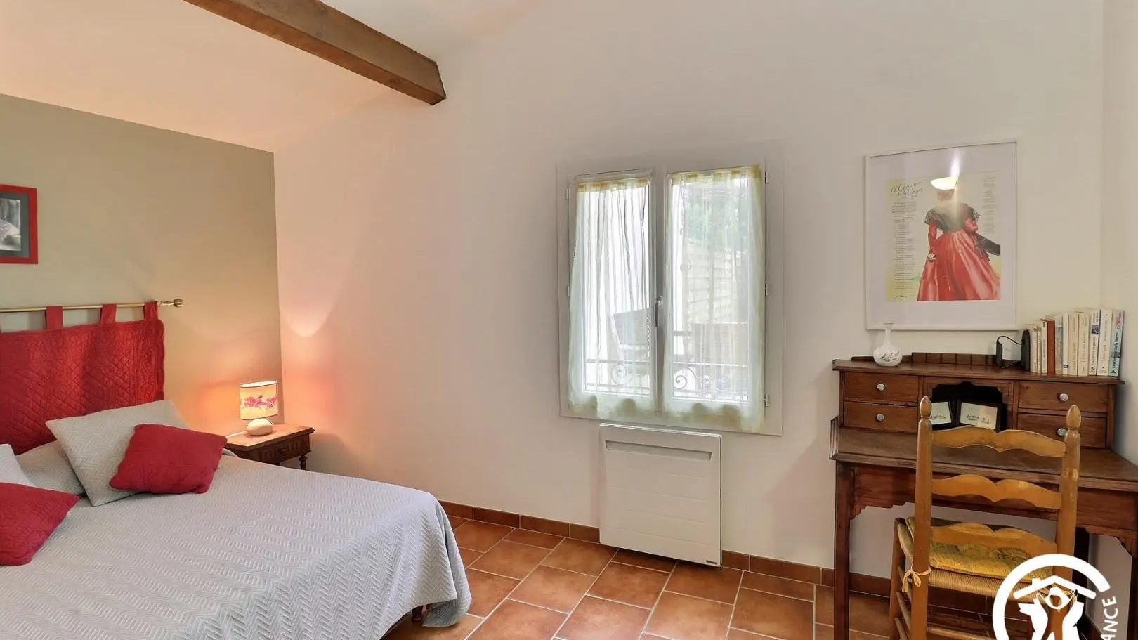 grande chambre l'arlésienne :lit 140, bureau et placard