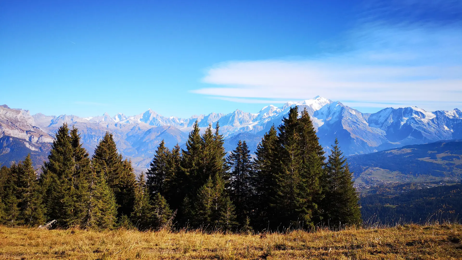 Vue sur le Mont-Blanc en direction du Plateau des Bénés