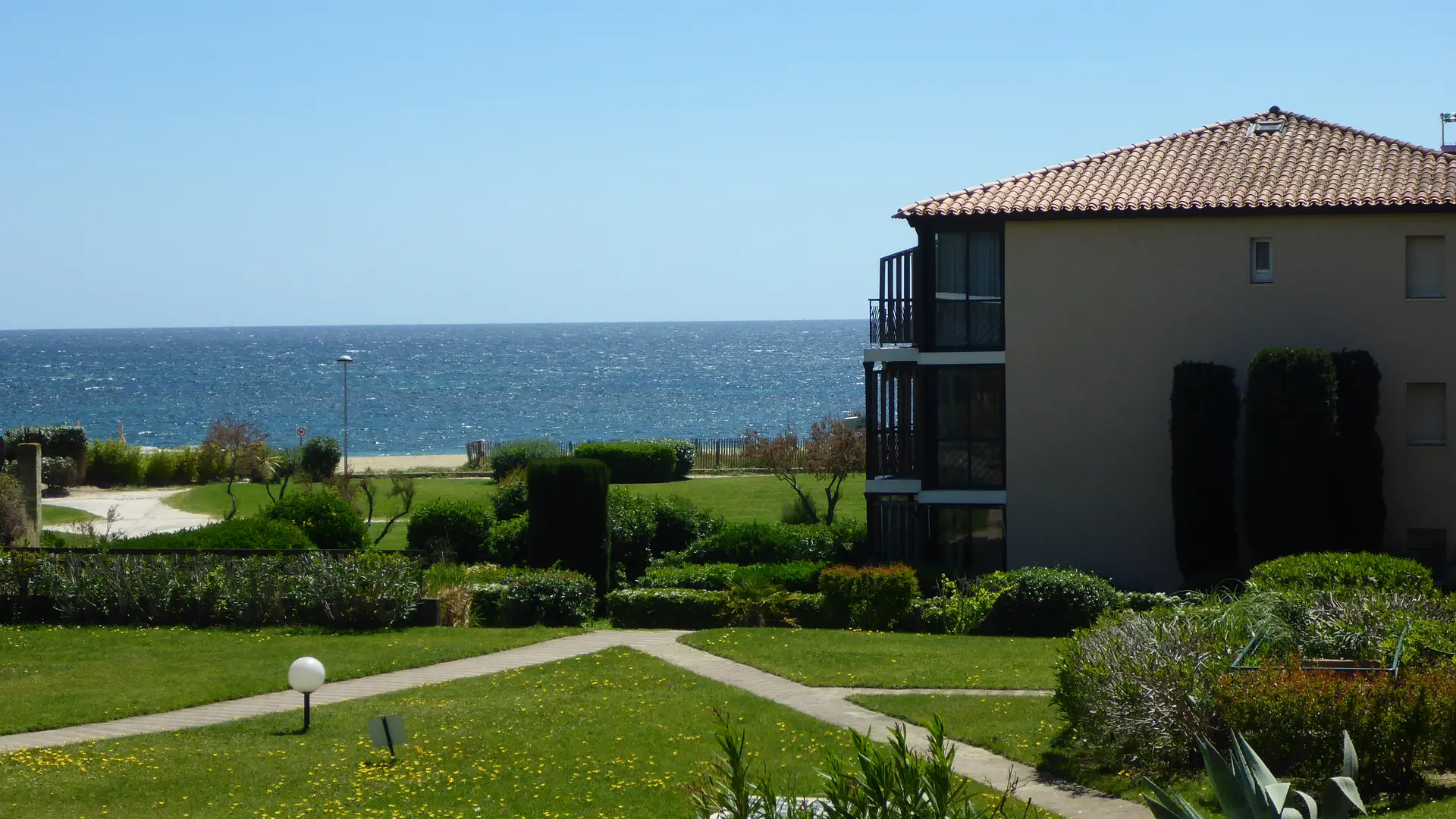 Vue mer de la terrasse et de la chambre