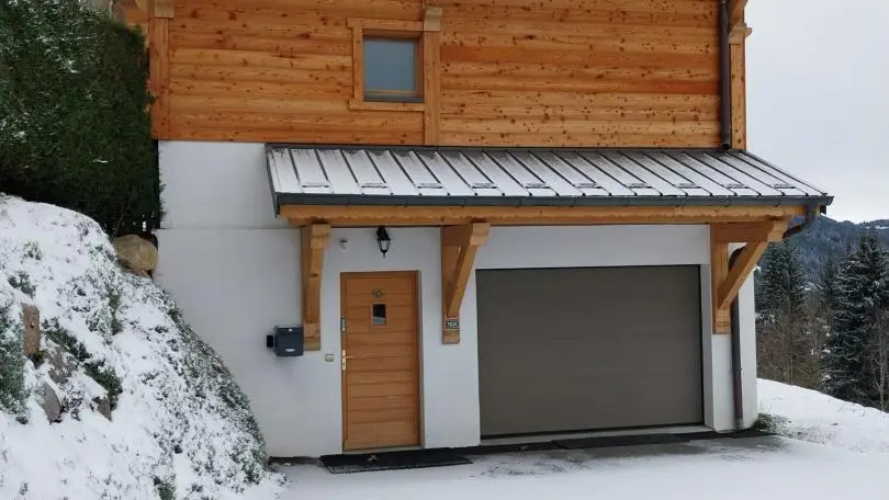 Côté entrée chalet hiver