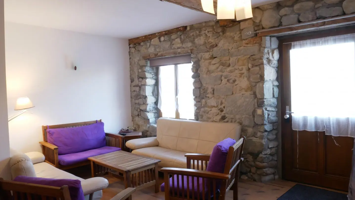 Entrée gîte et coin salon TV