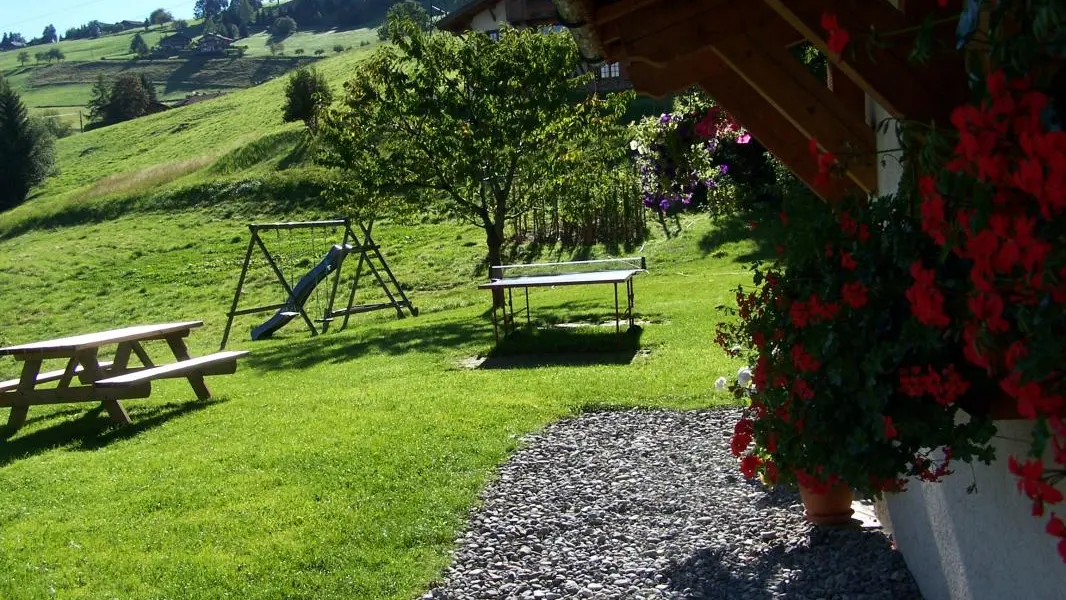 Le jardin avec sa table de ping pong, la balançoire et sa table de jardin