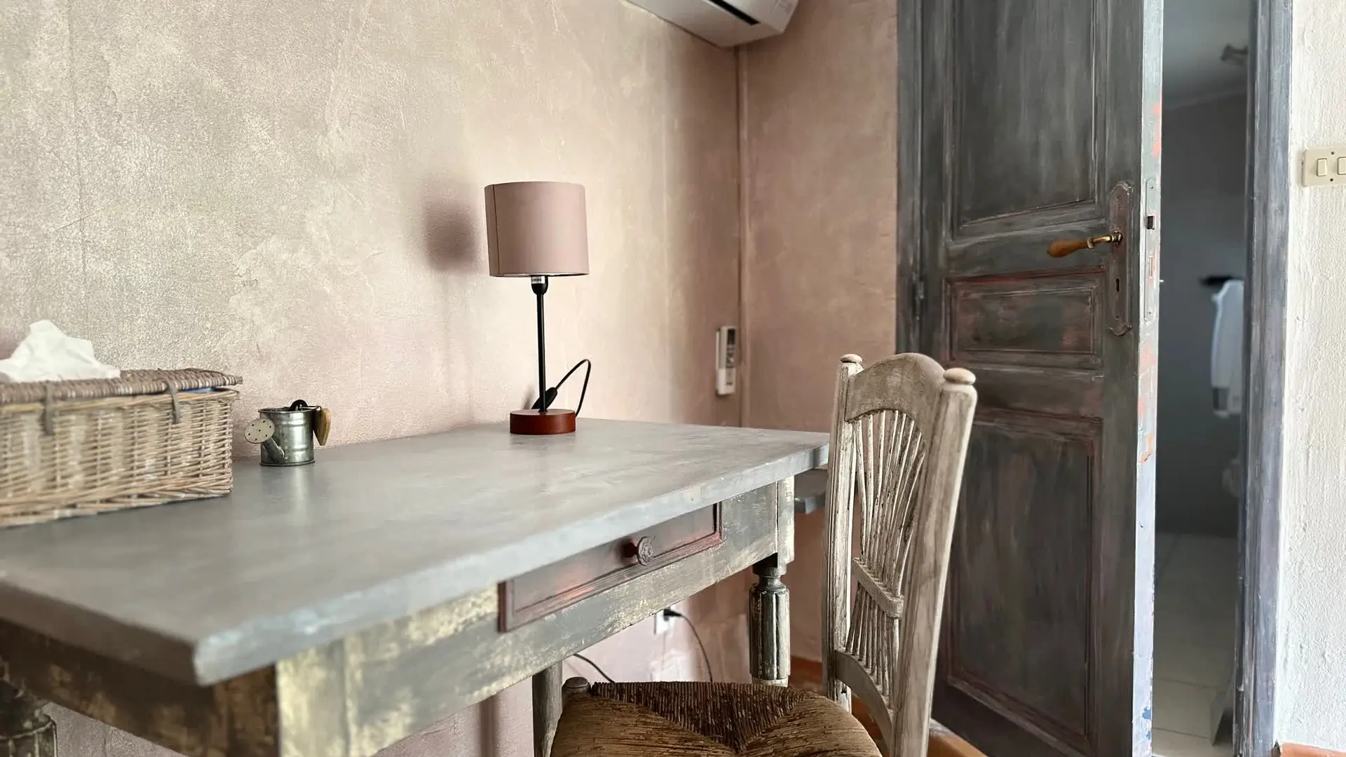 Chambre double décorée avec soin, alliant charme provençal et atmosphère douce pour un séjour confortable.