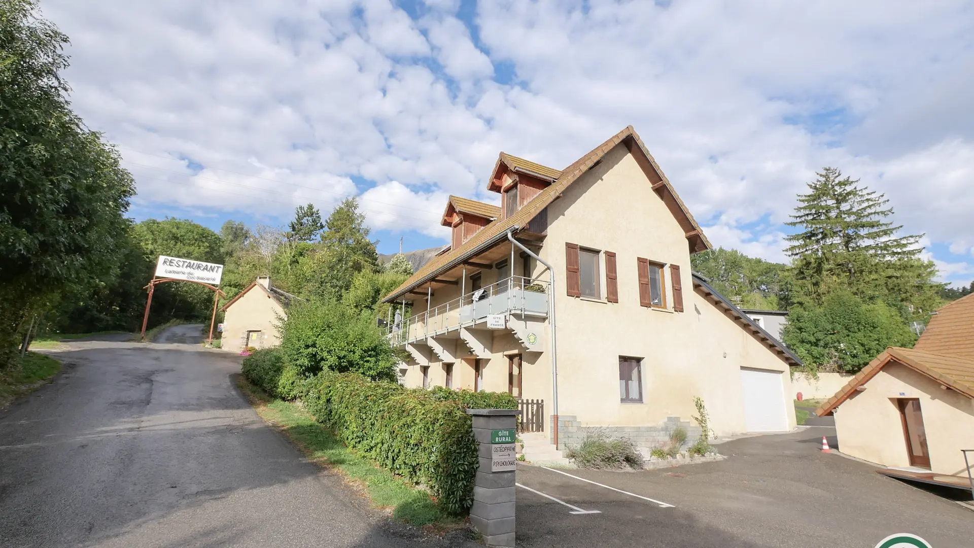 Gîte M. Mme MAULLIER Régis et Béatrice Laye village