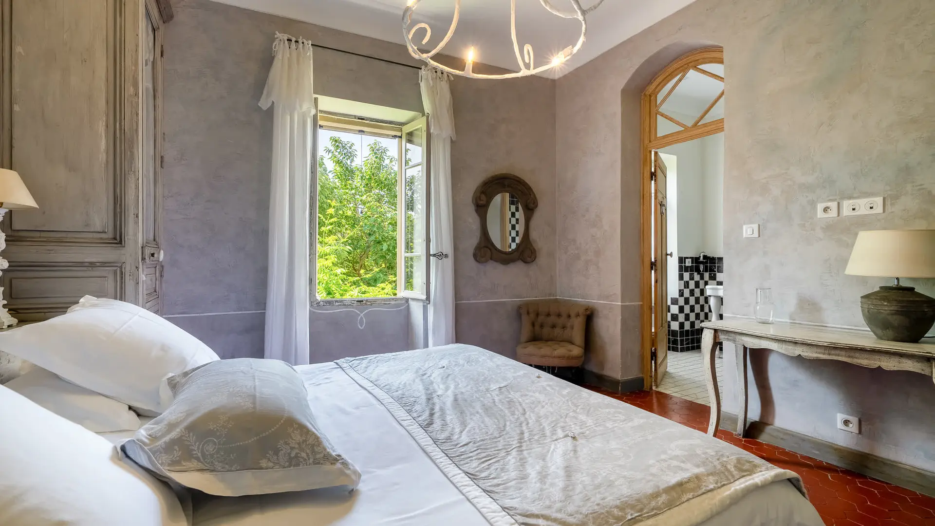 Chambre romantique, tons pastel, mobilier ancien et vue sur le jardin.