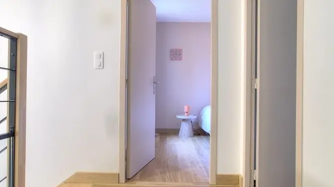 palier de l'étage qui dessert les chambres et la salle de bain