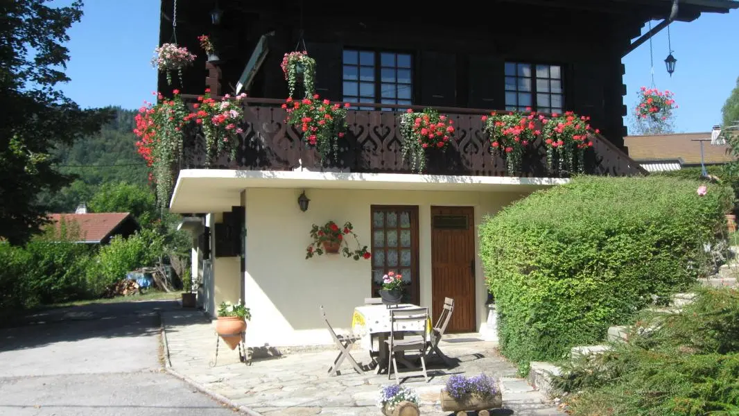 Autre vue terrasse du gîte en été